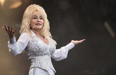 「9 to 5」の日付に企業が一斉参加、ドリー・パートン追悼の寄付キャンペーンが米国各地で展開